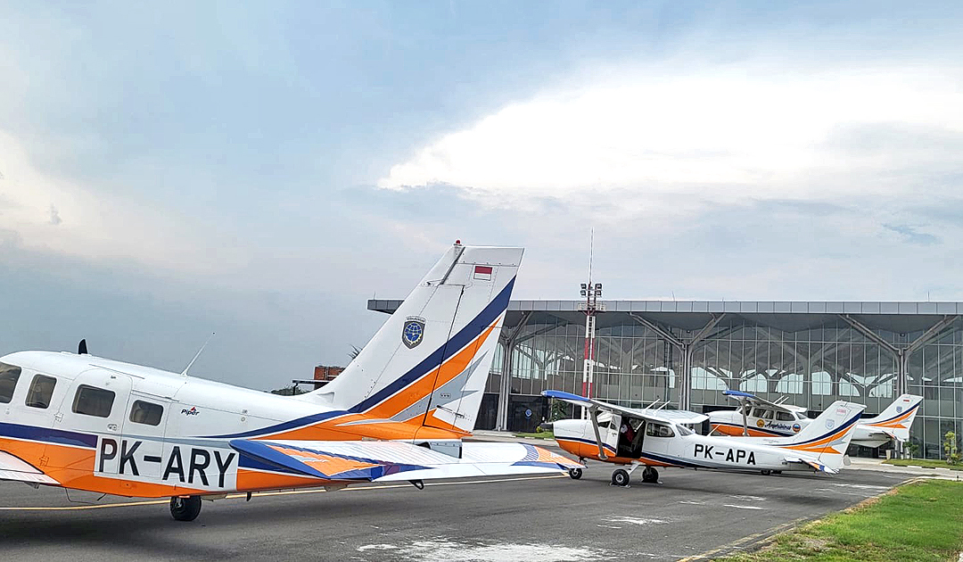 NGLORAM: Pesawat feeder melayani jemaah umra di Bandara Ngloram beberapa waktu lalu. Hingga saat ini, belum ada penerbangan reguler.