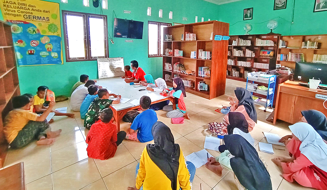 LITERASI: Anak-anak desa berkumpul dan membaca di Perpustakaan Desa Balong, Kecamatan Jepon.