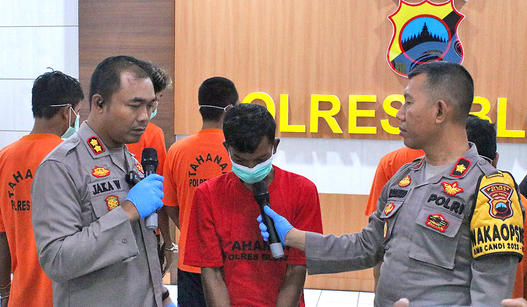 OPERASI PEKAT: Kapolres Blora AKBP Jaka Wahyudi (kiri) bersama salah satu tersangka yang diringkus selama operasi pekat di bulan Ramadan.