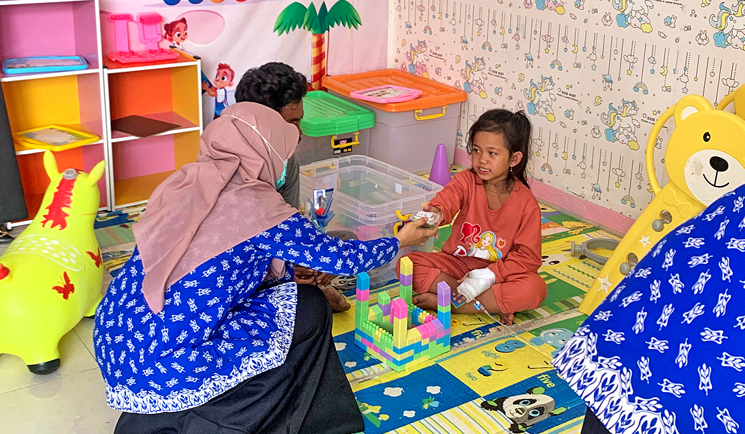PERAWATAN: Pasien anak DBD di RSUD Blora sedang asyik bermain bersama perawat.