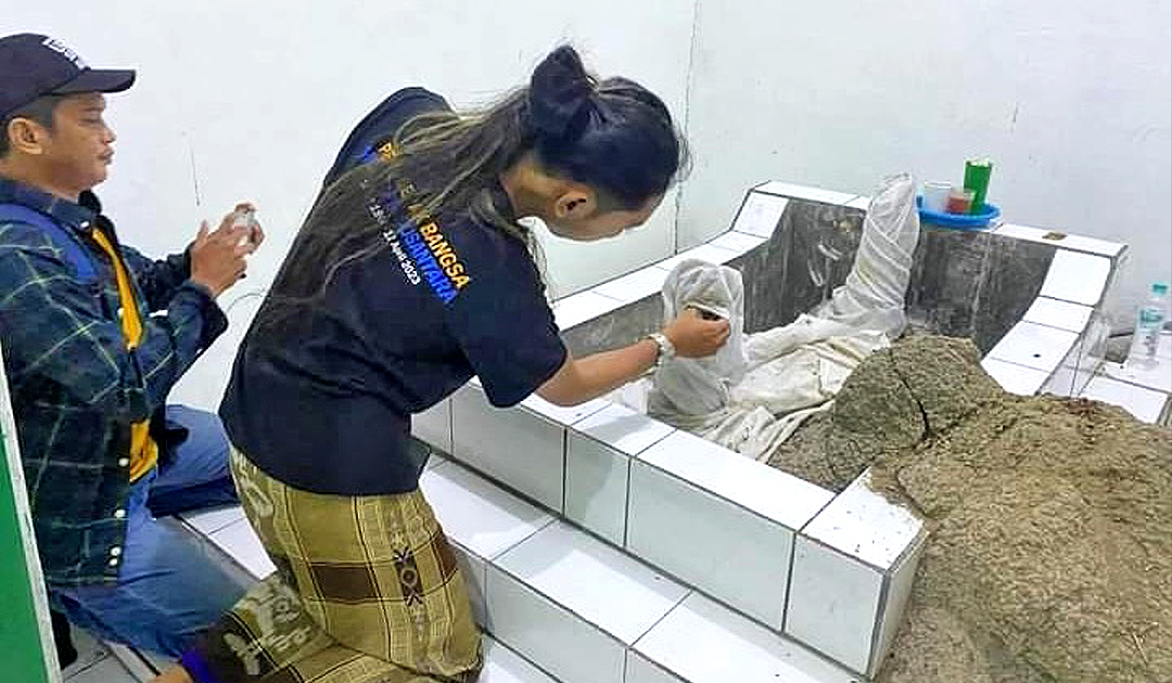 MAKAM SENTONO: Situs Makam Sentono di Desa Bangkle, Kecamatan Blora sedang dikunjungi peziarah. Lokasinya tak jauh dari Kali Lusi.