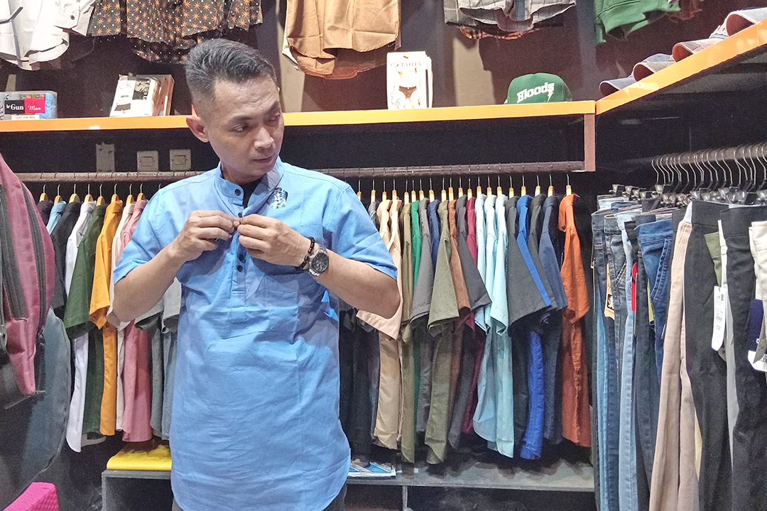 TREN LEBARAN 2024: Warga sedang berburu baju lebaran. Model Koko Turki menjadi tren tahun ini.