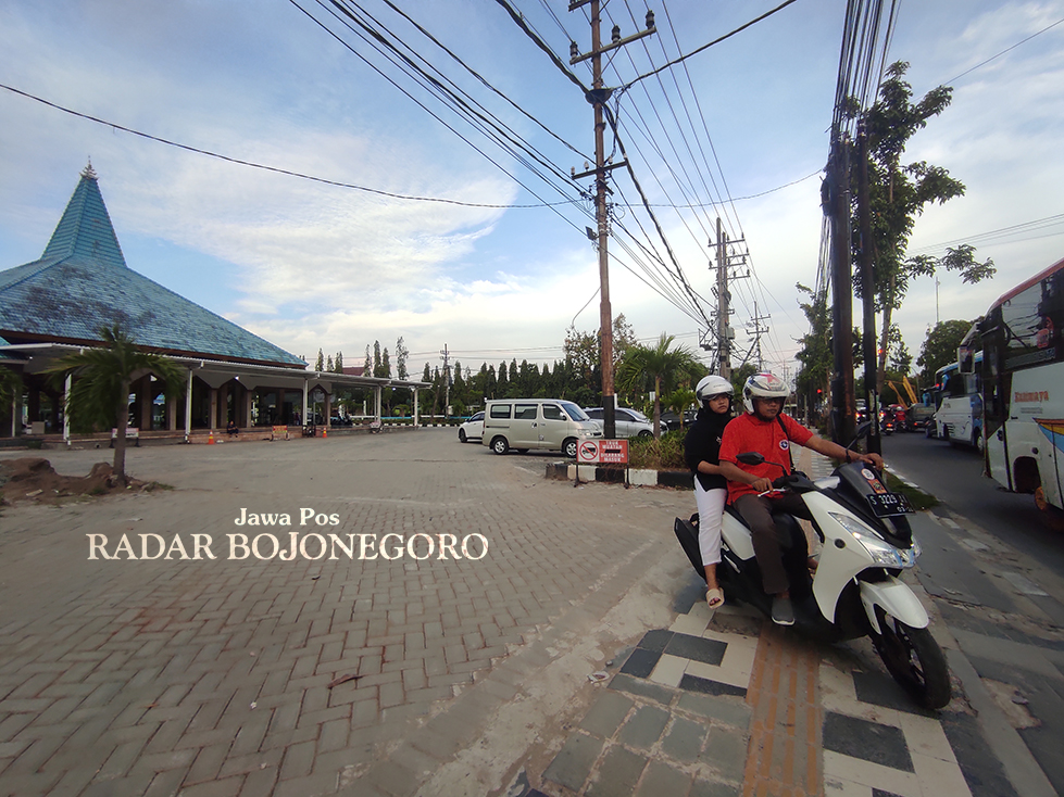 NYAMAN: Halaman Masjid Baabus Shofa cukup luas untuk parkir pengunjung. Pemudik merasa nyaman karena lokasi yang strategis. (DHANI WAHYU ALFIANSYAH/RADAR BOJONEGORO)
