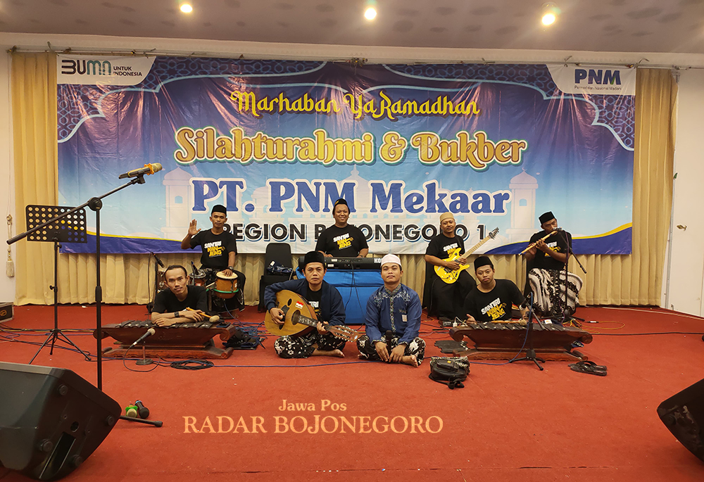 MERAWAT TRADISI: Grup musim Islami Santri Kanjeng dari latar belakang berbeda dengan tujuan yang sama, merawat tradisi islami. (ISTIMEWA/RADAR BOJONEGORO)