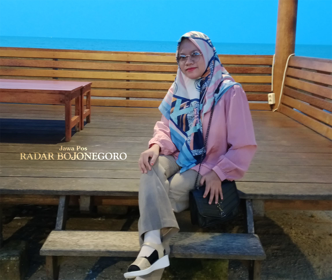PRODUKTIF: Rinawati produktif berkarya dengan menerbitkan buku. (ISTIMEWA/RADAR BOJONEGORO)
