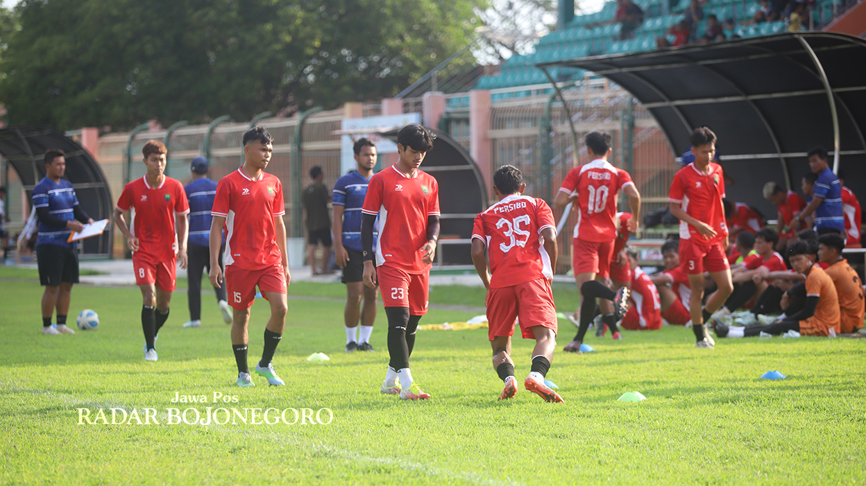 WASPADA: Skuad Persibo sedang latihan, mematangkan persiapan mengarungi putaran nasional Liga 3. Semua tim lawan di satu grup perlu diwaspadai, karena terbiasa bermain di luar kandang. (YUAN EDO/RADAR