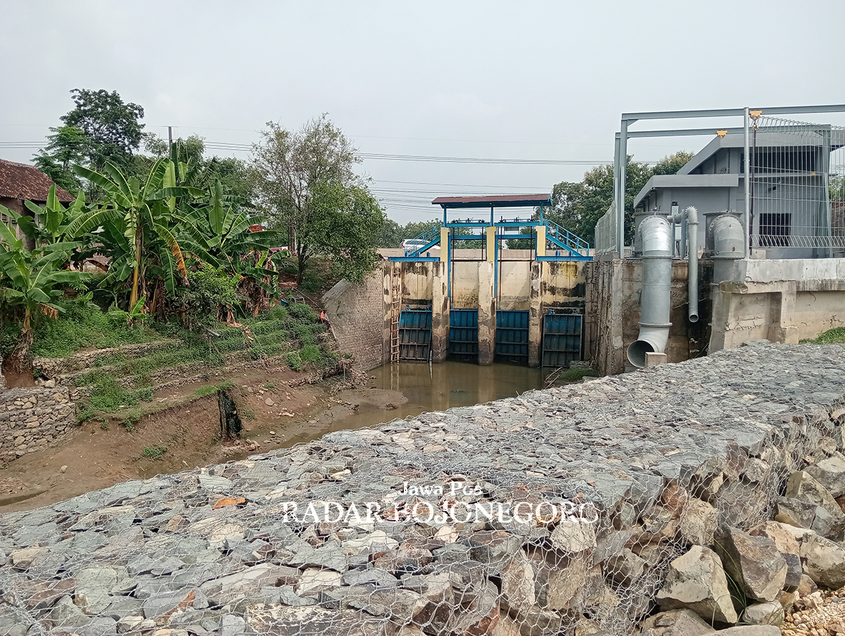 BRONJONG: Pembangunan tebing anak sungai di Desa Kalirejo, Kecamatan Bojonegoro Kota menggunakan bahan konstruksi andesit.  (YANA DWI KURNIYA/RADAR BOJONEGORO)