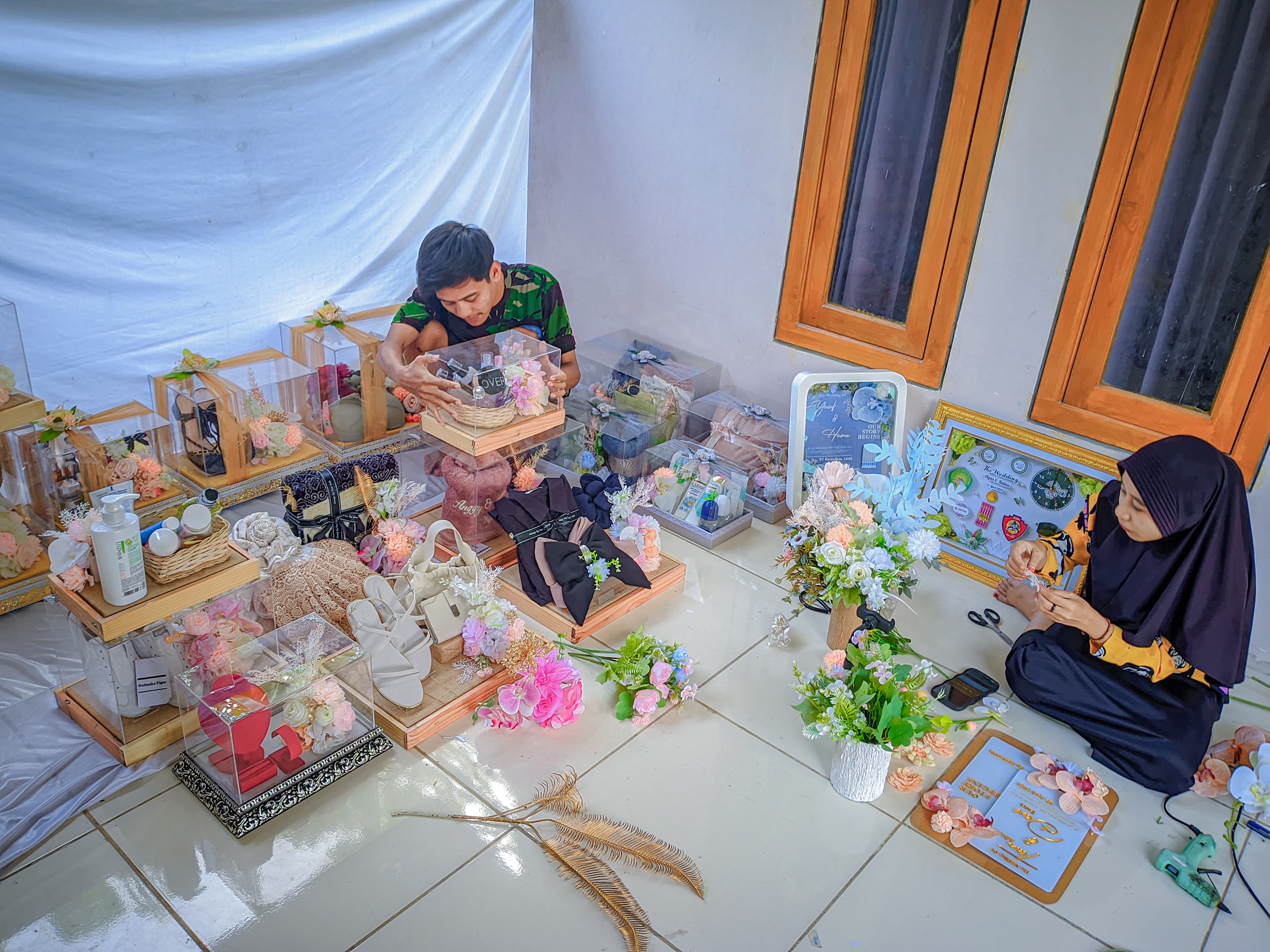 BANJIR PESANAN: Jasa hiasa hantaran pernikahan di penghujung Ramadan ini kebanjiran order.