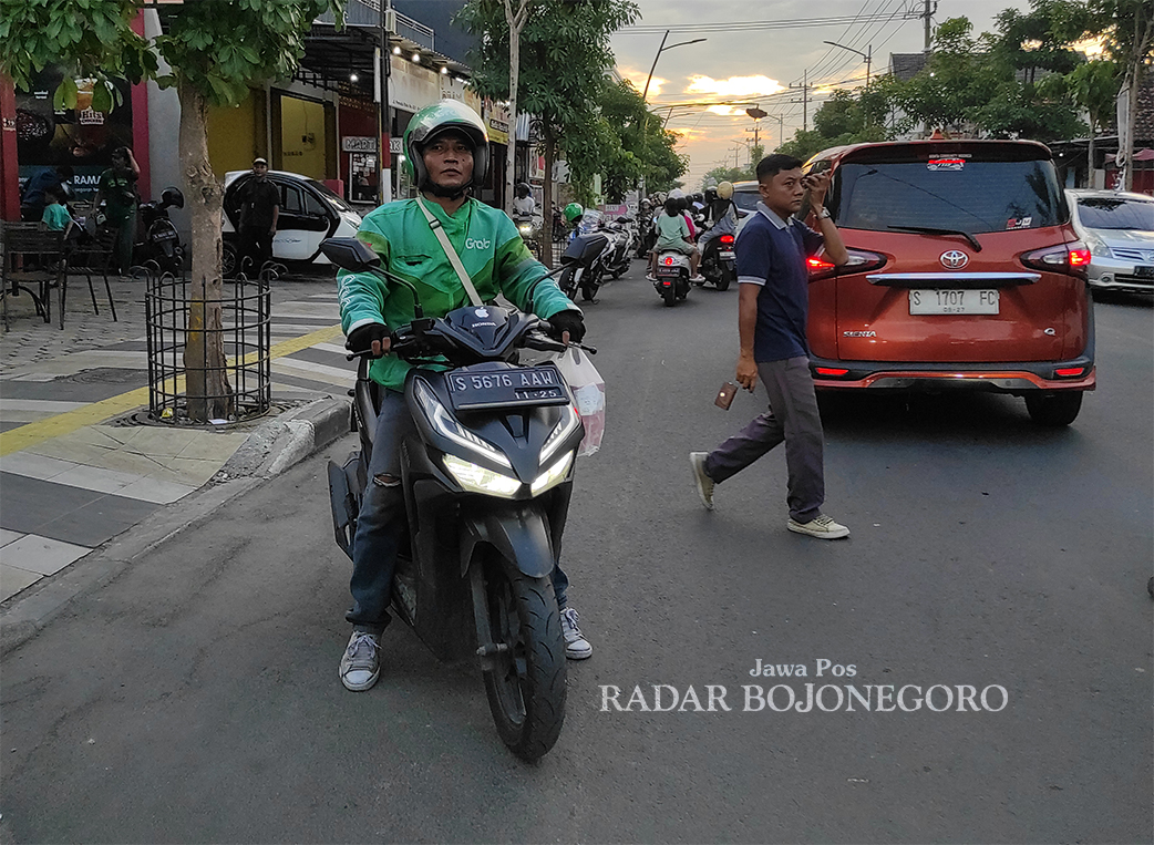 TETAP JALAN: Tenaga ojek online (ojol) tetap beroperasi selama libur lebaran (DHANI WAHYU ALFIANSYAH/RADAR BOJONEGORO)