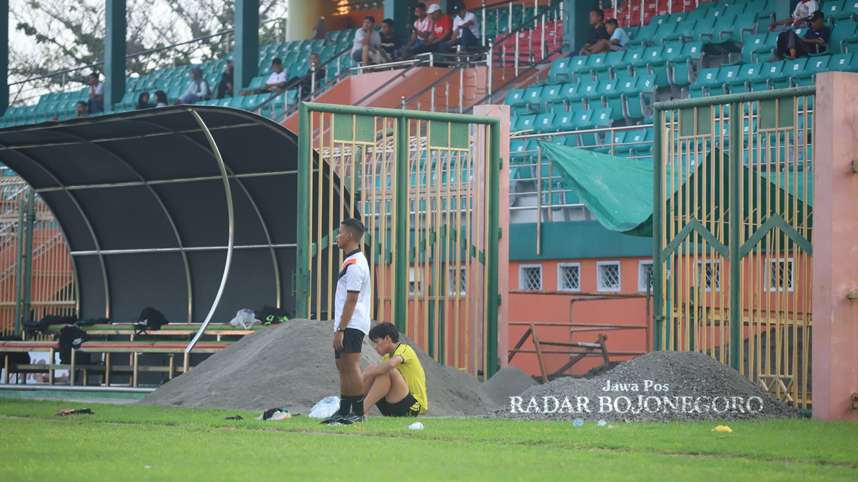 BELUM DIPERBAIKI: Rencana perbaikan Stadion Letjend Soedirman Bojonegoro bulan ini terganjal anggaran. (YUAN EDO/RADAR BOJONEGORO)