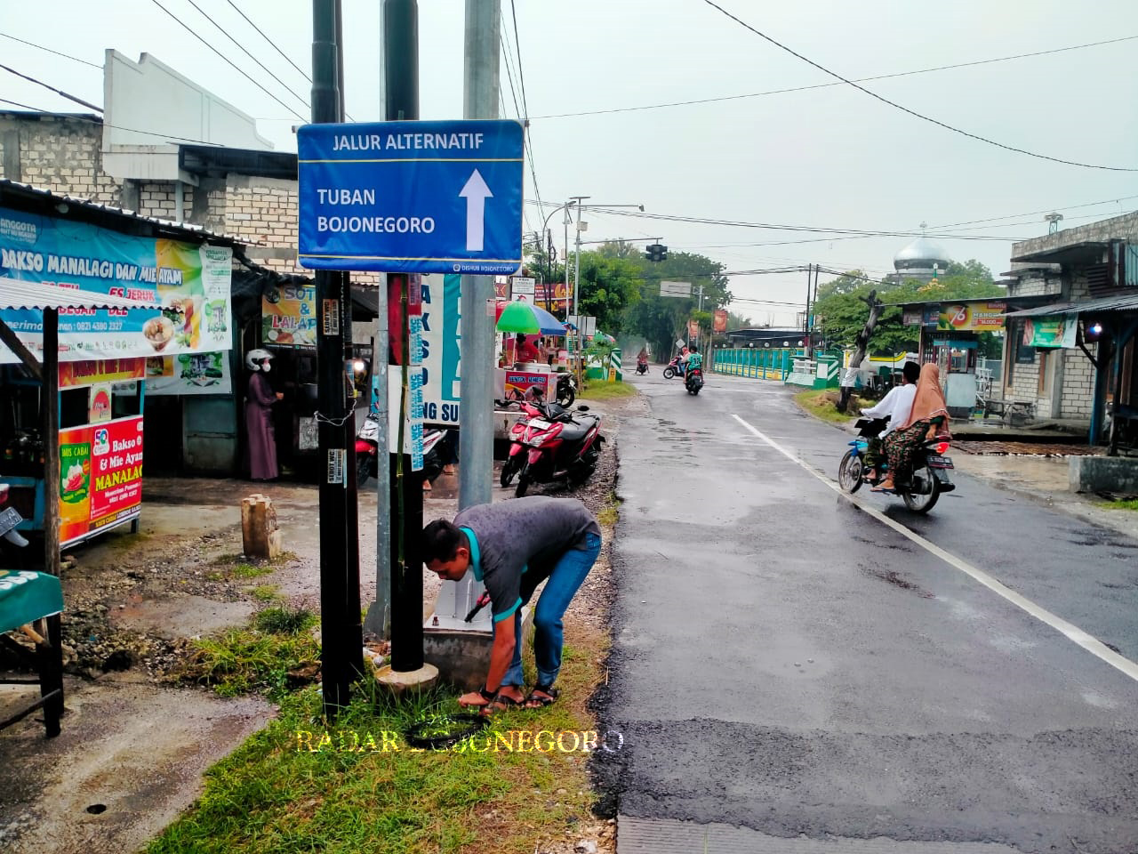 JALUR ALTERNATIF: Petugas memasang rambu penunjuk arah jalur alternatif. (ISTIMEWA/RADAR BOJONEGORO)