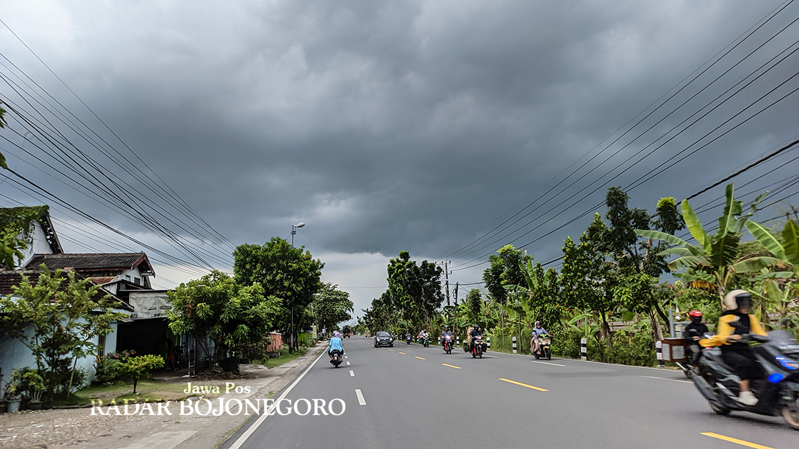 MENDUNG: Mendung menggelayut di atas Kota Bojonegoro, warga diminta waspada perubahan musim. (DHANI WAHYU ALFIANSYAH/RADAR BOJONEGORO)