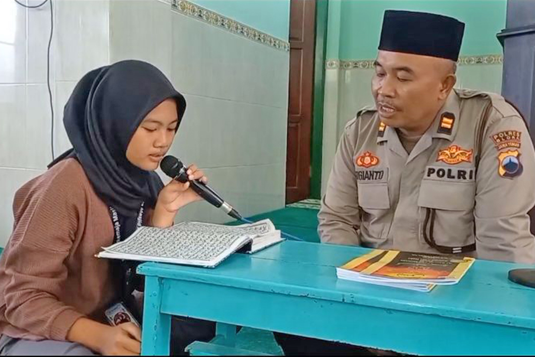 KEPOLISIAN: Selain menjadi aparat kepolisian, setiap sore iptu sugiarto juga mengajar ngaji anak-anak di lingkungan rumahnya.