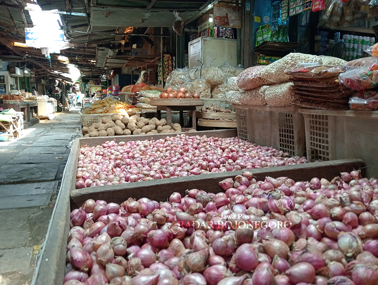 BUKA HARI KE DUA: Pasar Kota Bojonegoro dipastikan hanya tutup sehari, akan kembali beroperasi di Lebaran ke dua. (YANA DWI KURNIYA WATI/RADAR BOJONEGORO)
