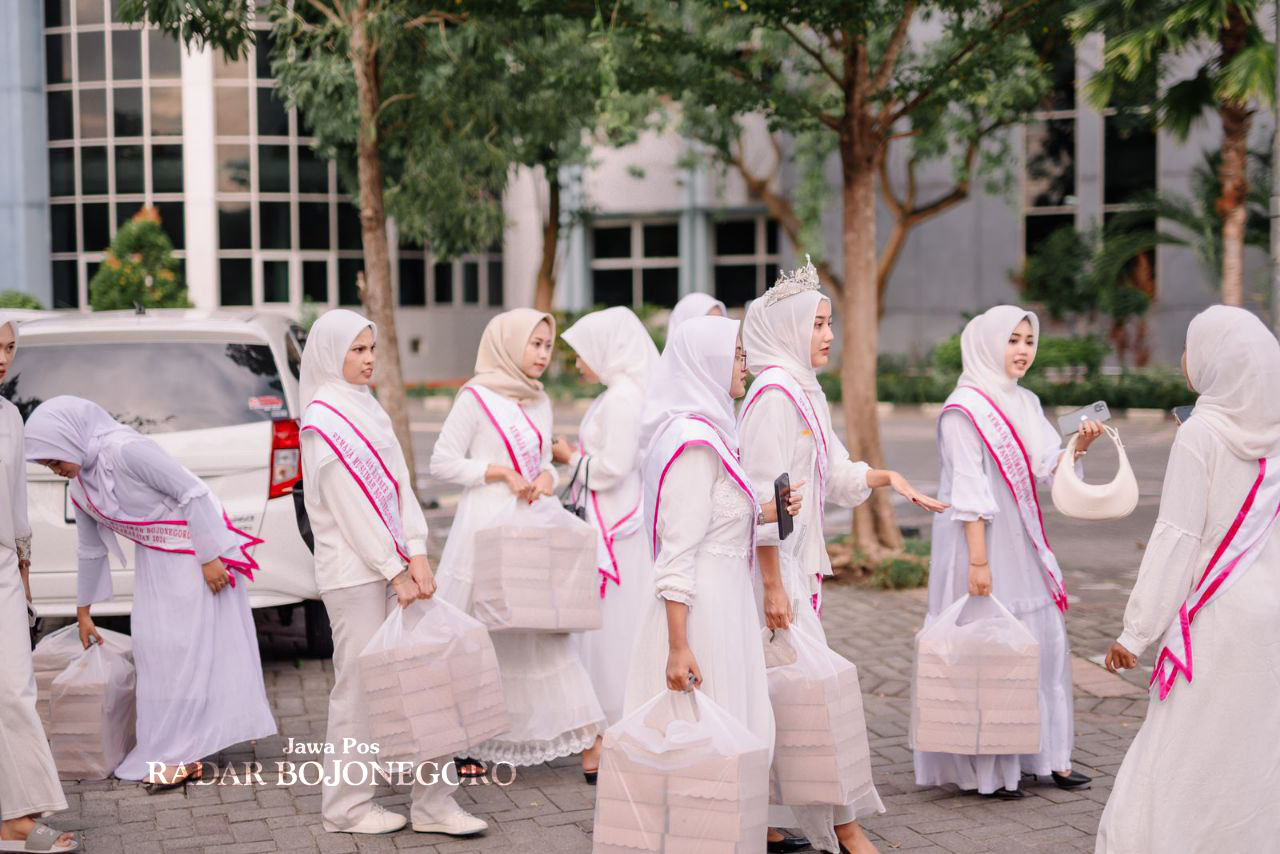 BERBAGI: Ikatan Remaja Muslimah bagi takjil kepada masyarakat. (ISTIMEWA/RADAR BOJONEGORO)