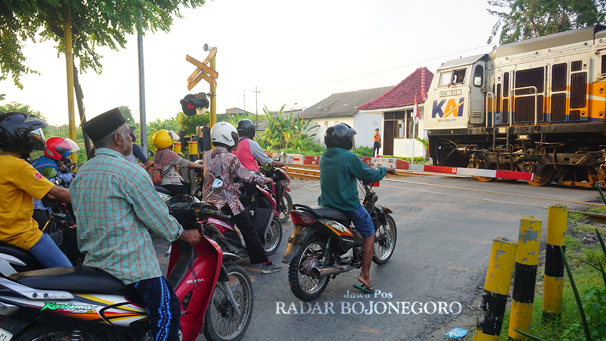PERLINTASAN KA: Perlintasan KA api di Desa Kalianyar, Kecamatan Kapas ini menjadi salah satu titik rawan kemacetan saat arus mudik dan balik Lebaran. (YUAN EDO/RADAR BOJONEGORO)