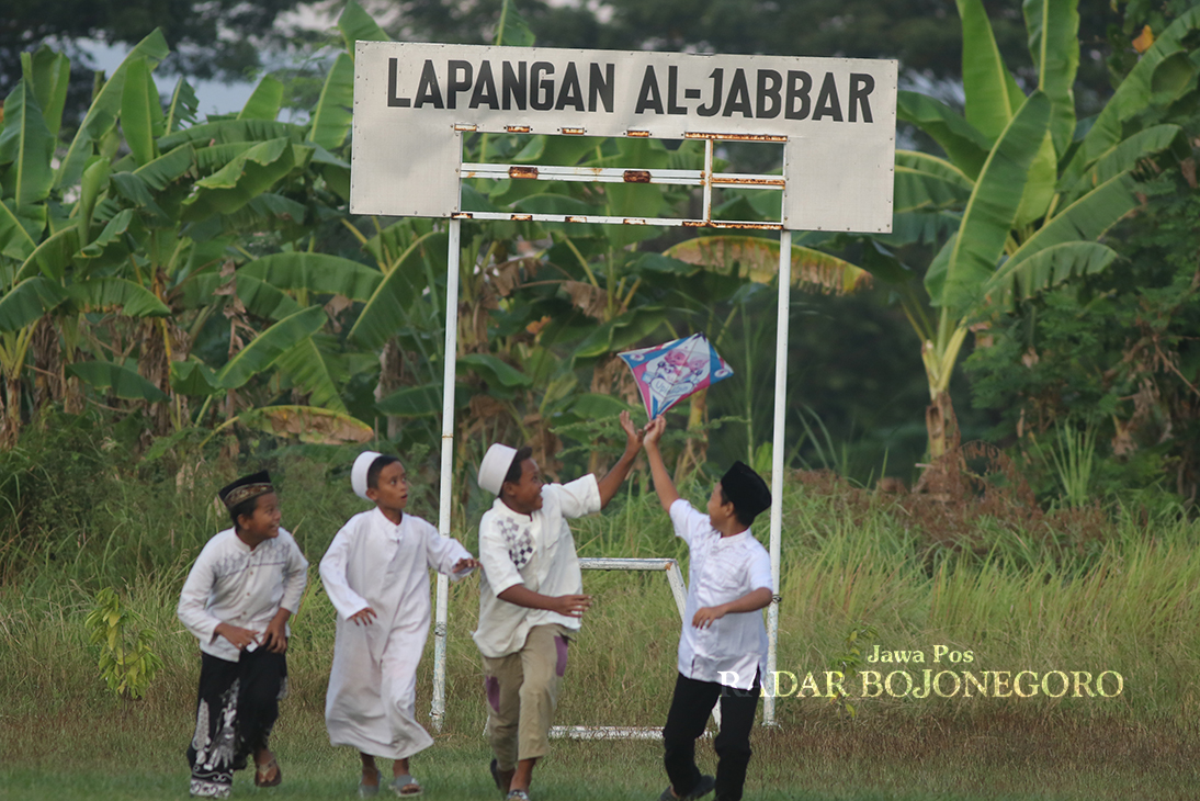 SARANA: Tampak anak-anak antusias bermain di lapangan desa. (ANJAR DWI PRADIPTA/RDR.LMG)