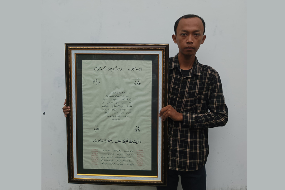 KARYA SENI: Moch Miftachuddin menunjukkan salah satu karya kaligrafinya.