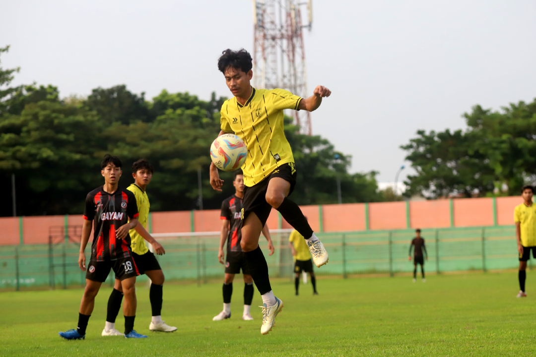 PERLU DITINGKATKAN: Pemain Persibo saat uji coba dengan Gayam FC, pelatih menilai masih  banyak yang masih perlu ditingkatkan, termasuk transisi ketika transisi negatif dan transisi positif.