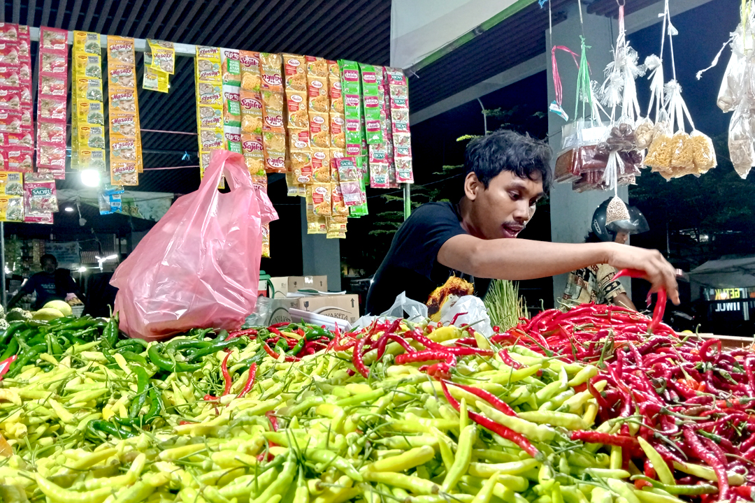 BUMBU DAPUR: Harga bumbu dapur di pasaran masih di kisaran Rp 40 ribu per kilogram.