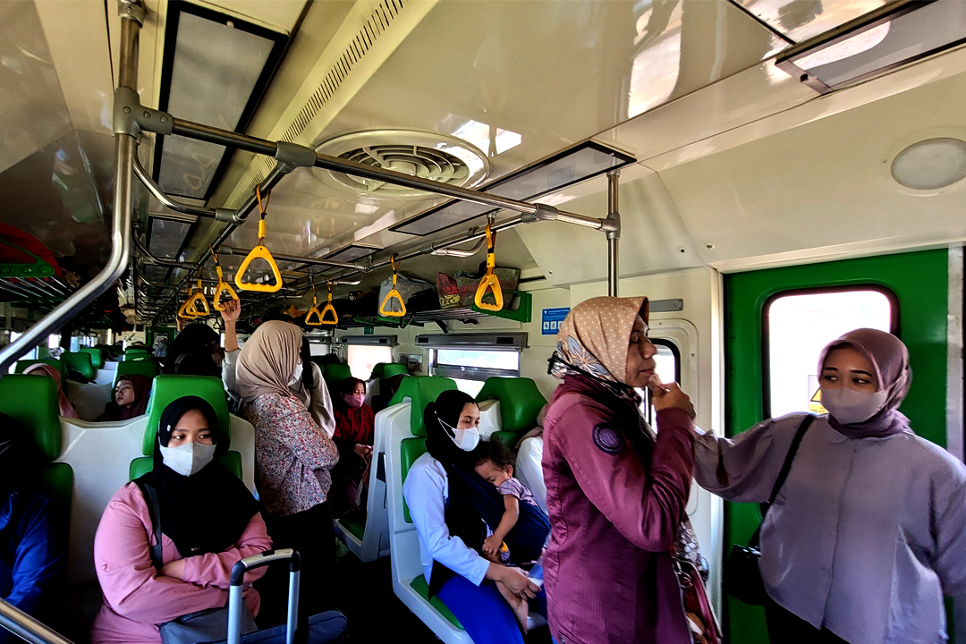 BERDIRI: Penumpang KA Arjonegoro berdiri, penumpanng mengeluhkan pelayanannya.