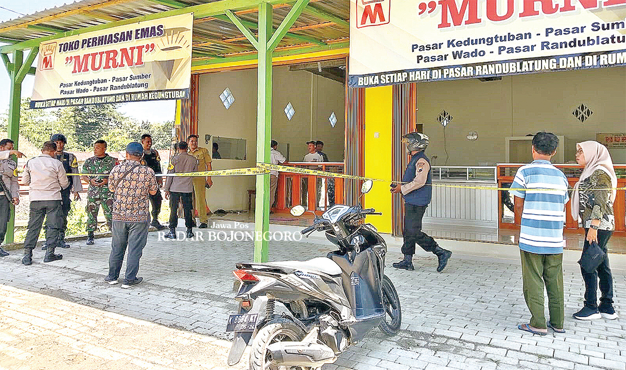 PERAMPOKAN: Tim Satreskrim Polres Blora telah pasang garis polisi dan lakukan olah TKP di lokasi perampokan toko emas &ldquo;Murni&rdquo; di Desa Wado, Kecamatan Kedungtuban kemarin (16/4). (IST/RADAR BOJONEGORO)