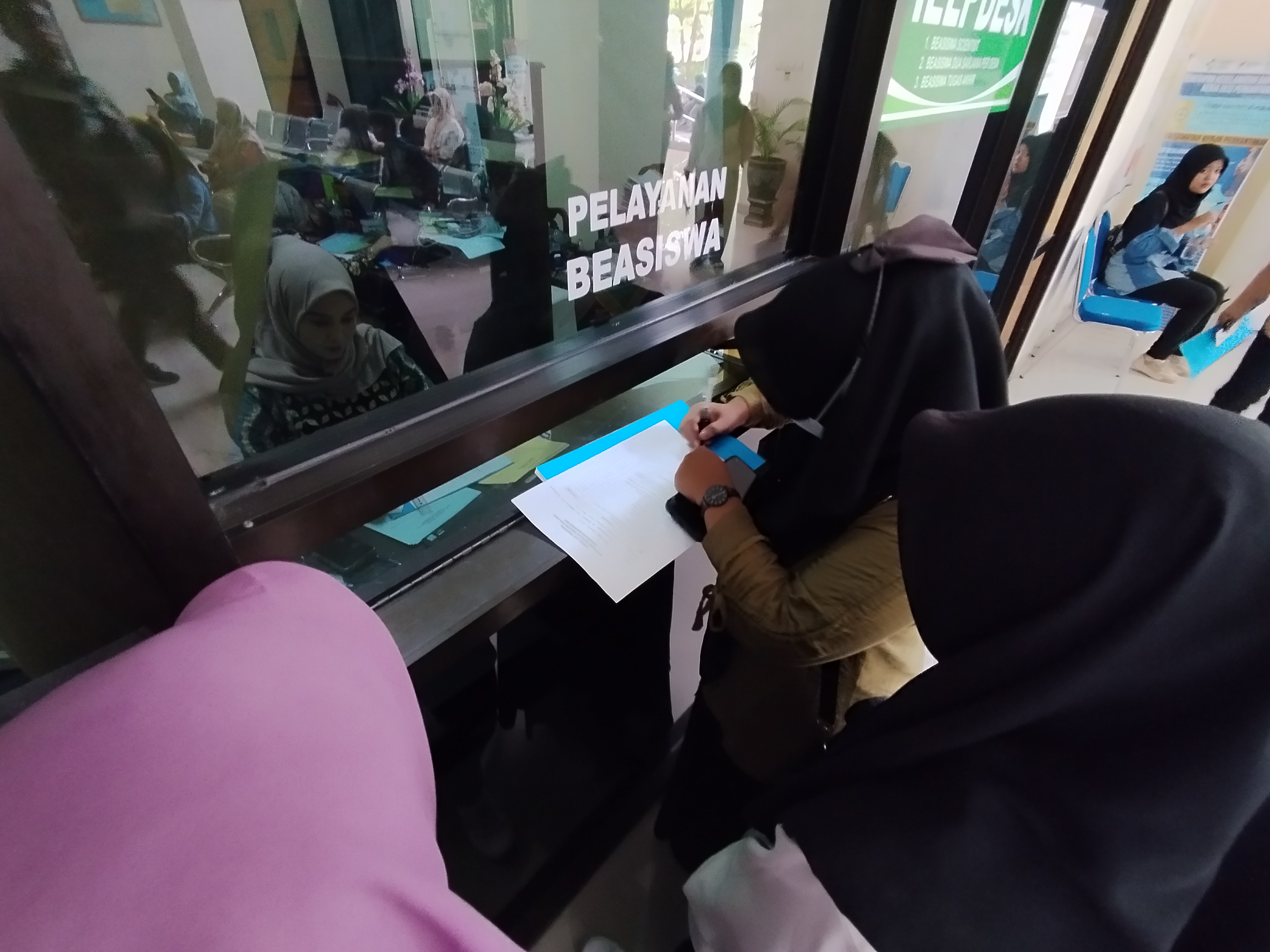 Para mahasiswa antre mengisi formulir pendaftaran program beasiswa dari Pemkab Bojonegoro.