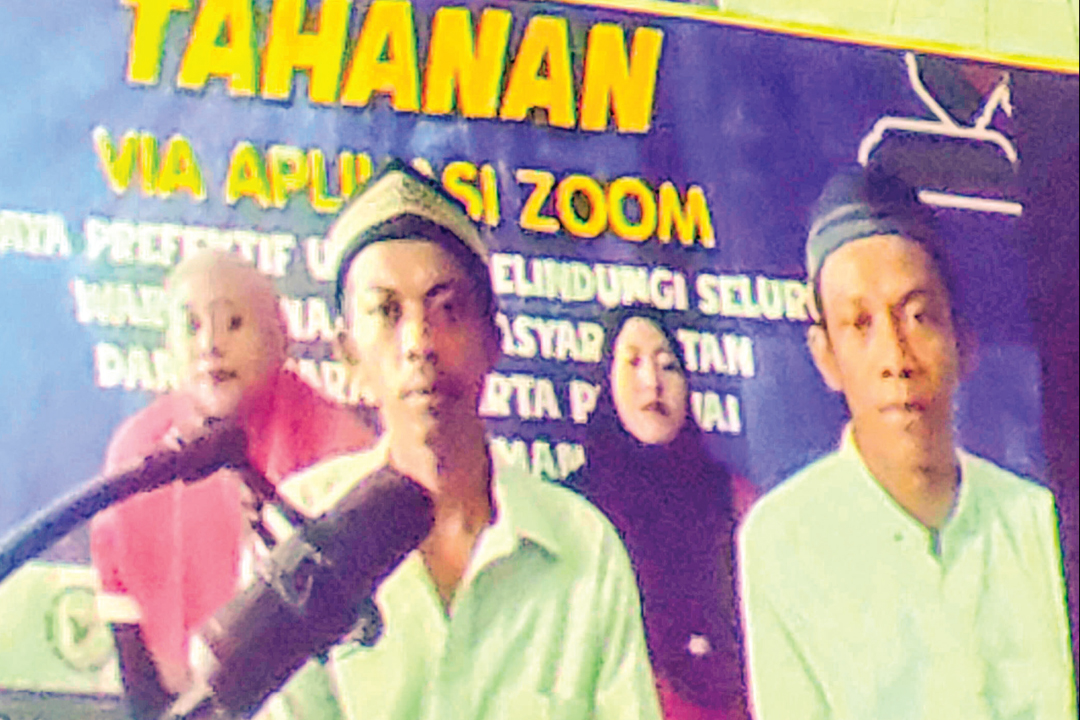 SALING BERSAKSI: Dua pemakai dan dua pengedar sabu saat menjalani sidang online di PN Lamongan.