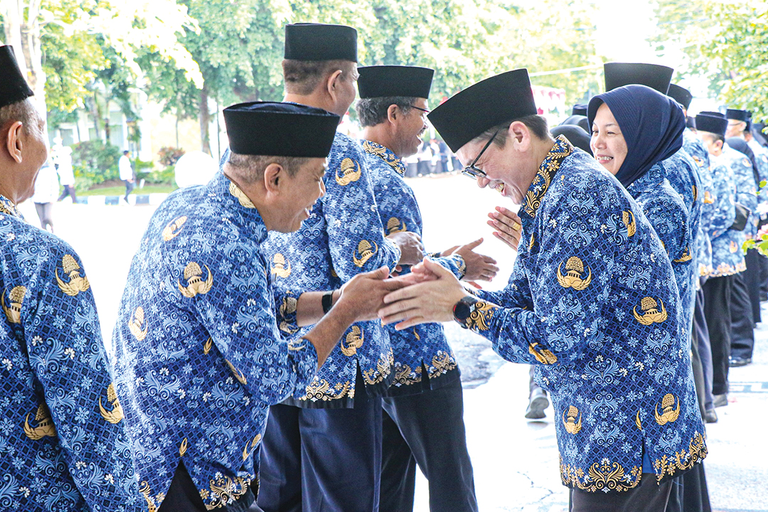 HALAL BIHALAL: Pj Bupati Adriyanto didampingi Sekda Pemkab Bojonegoro Nurul Azizah melaksanakan halal bihalal di halaman Pendapa Malawopati kemarin pagi (17/4).