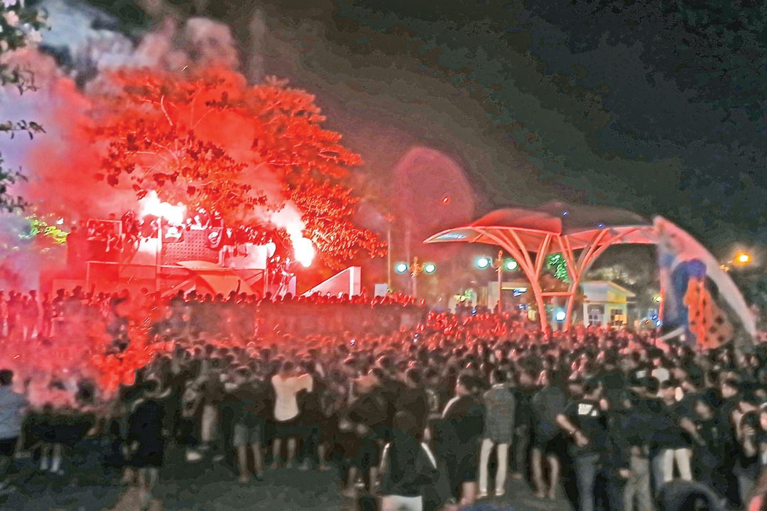 NYALAKAN FLARE: Pendukung Persela di Alun &ndash; Alun Kota Lamongan untuk merayakan ultah tim kebanggaannya.