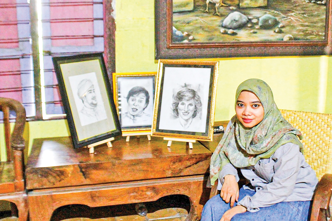 BERBAKAT: Muhayatun Khoiriyah pamerkan beberapa karya sketsa wajah tokoh lokal maupun dunia yang dipajang di salah satu sudut rumahnya turut Desa Megale, Kecamatan Kedungadem.