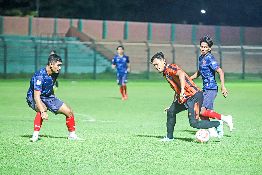 AGENDAKAN LAGA TANDANG: Persibo saat uji coba di Stadion Letjend Soedirman Maret lalu. Skuad The Giant Killer ini akan uji coba dengan tim di Jawa Tengah.(YUAN EDO/RADAR BOJONEGORO)