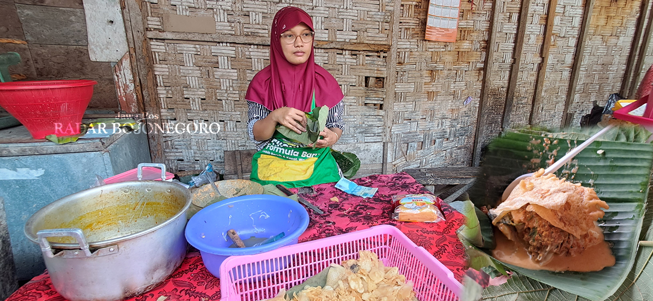 JANGAN KESIANGAN: Ani Wasiah di tempat berjualan lontong pecel sayur lodeh di Pasar Kedungpring. Satu porsi harganya hanya Rp 6 ribu. (GAMAL A./RADAR LAMONGAN)