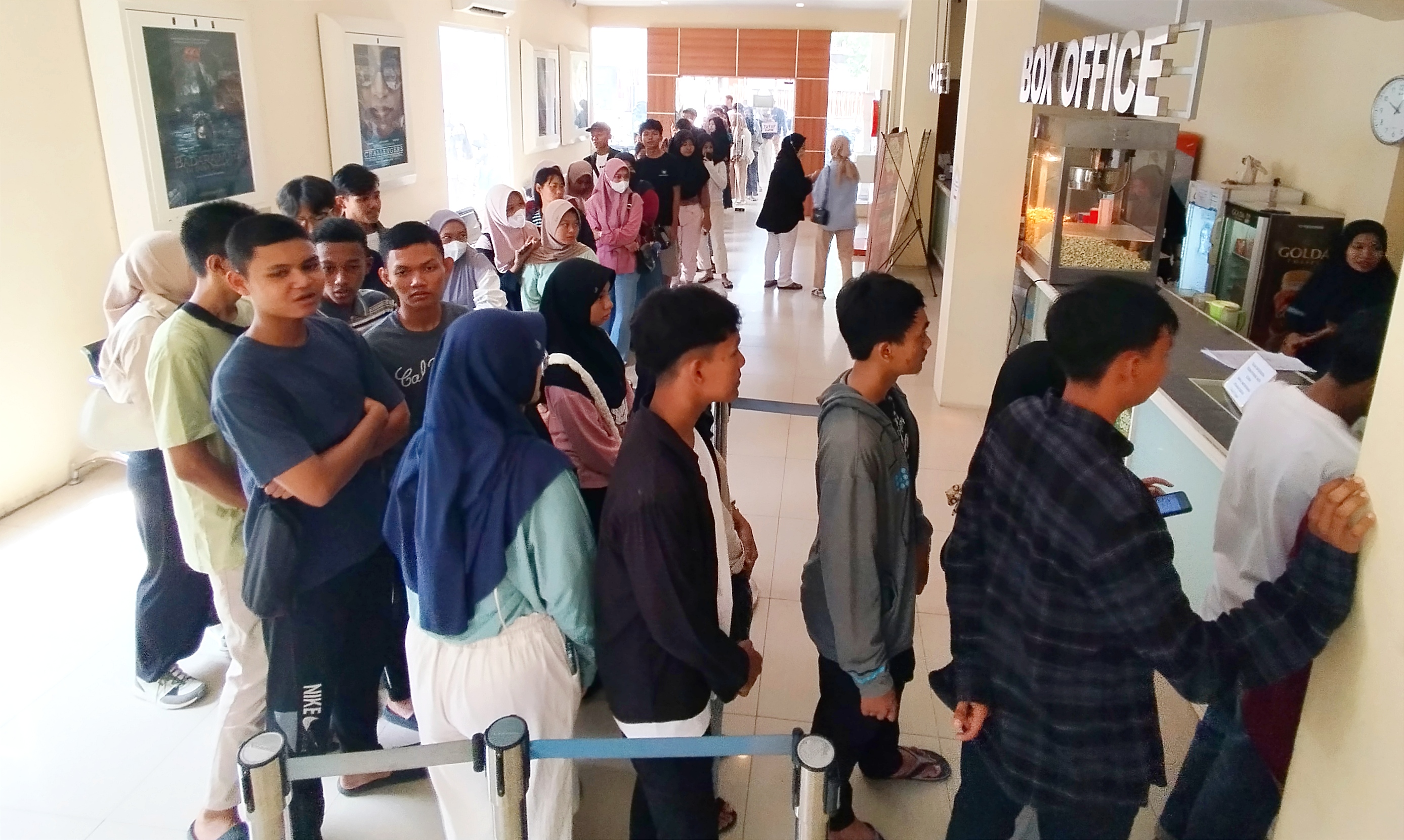 SABAR DULU: Penonton film horor harus sabar dengan rela antre membeli tiket bioskop demi mengobati penasaran film horor. (HAKAM ALGHIVARI/RADAR BOJONEGORO)