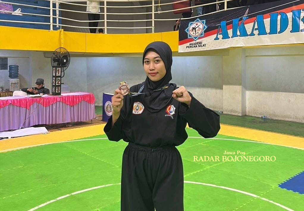 PESILAT BERPRESTASI: Melda Anggun Bastiana berhasil menyabet beragam prestasi dan mengharumkan nama Kabupaten Bojonegoro.  (ISTIMEWA/RADAR BOJONEGORO)
