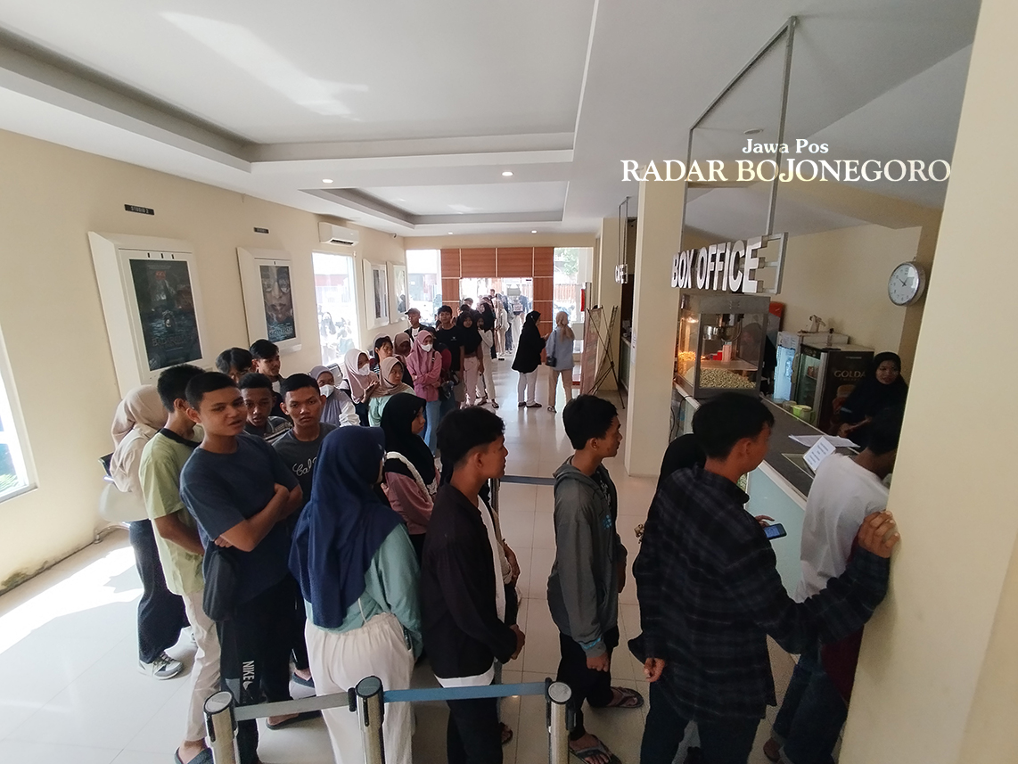 SABAR DULU: Penonton film horor harus sabar dengan rela antre membeli tiket bioskop demi mengobati penasaran film horor. (HAKAM ALGHIFARI/RADAR BOJONEGORO)