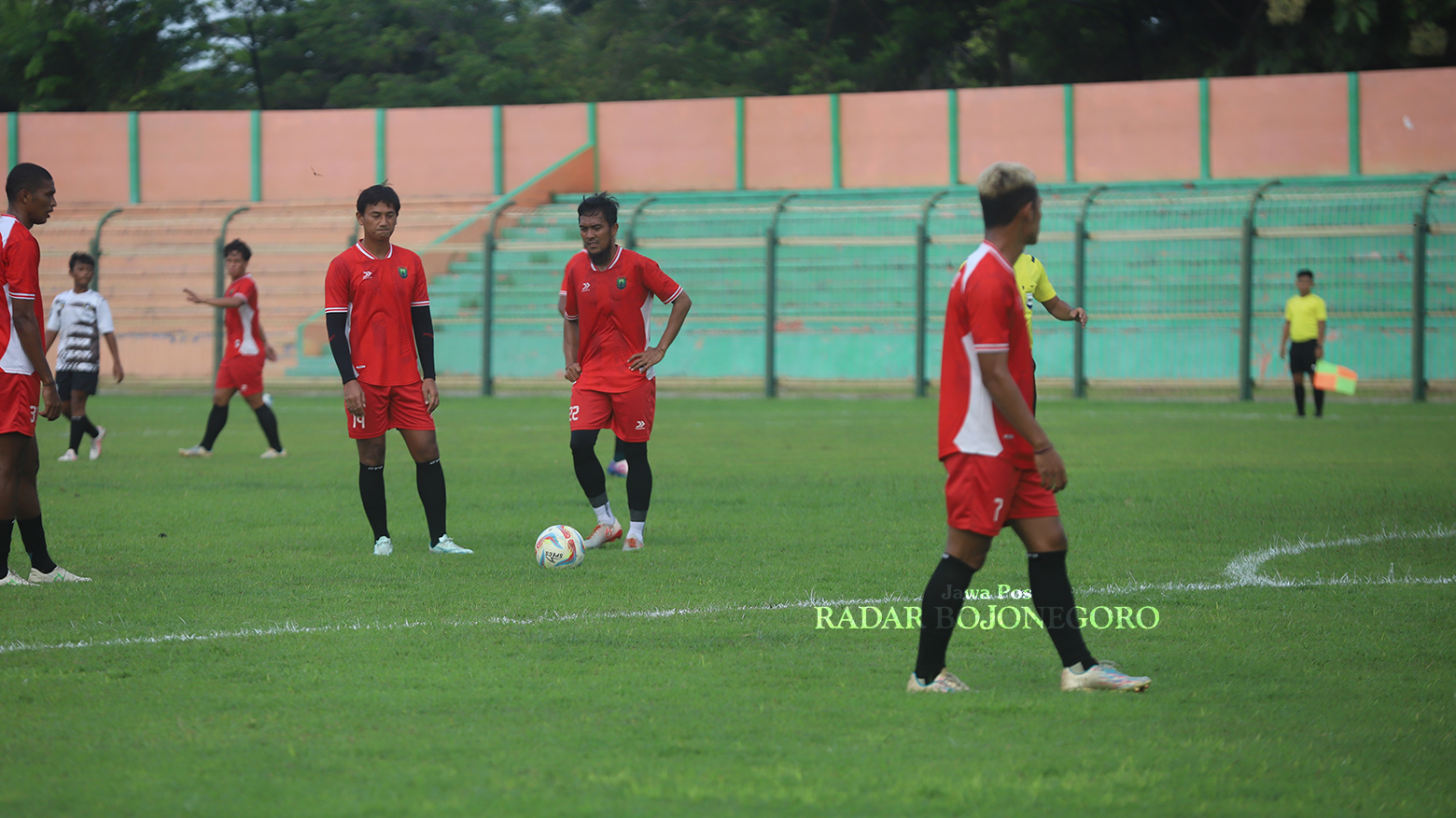 PERBAIKAN: Skuad Persibo saat latihan di Stadion Letjend Soedirman, perbaikan lapangan ditarget selesai Sabtu (27/4) mendaatang. Karena 30 April sudah kickoff putaran nasional Liga 3. (YUAN EDO/RADAR