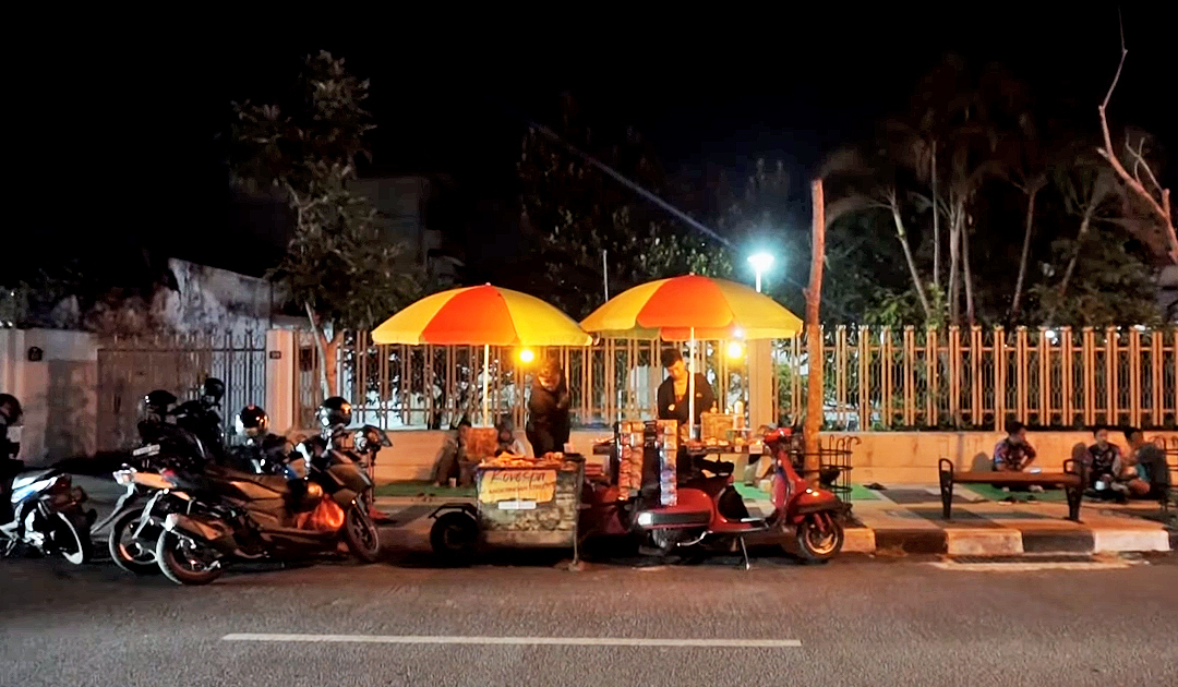 Pedagang kopi membuka lapak dagangannya di sekitaran jalan Hayam Wuruk Bojonegoro saat malam hari.
