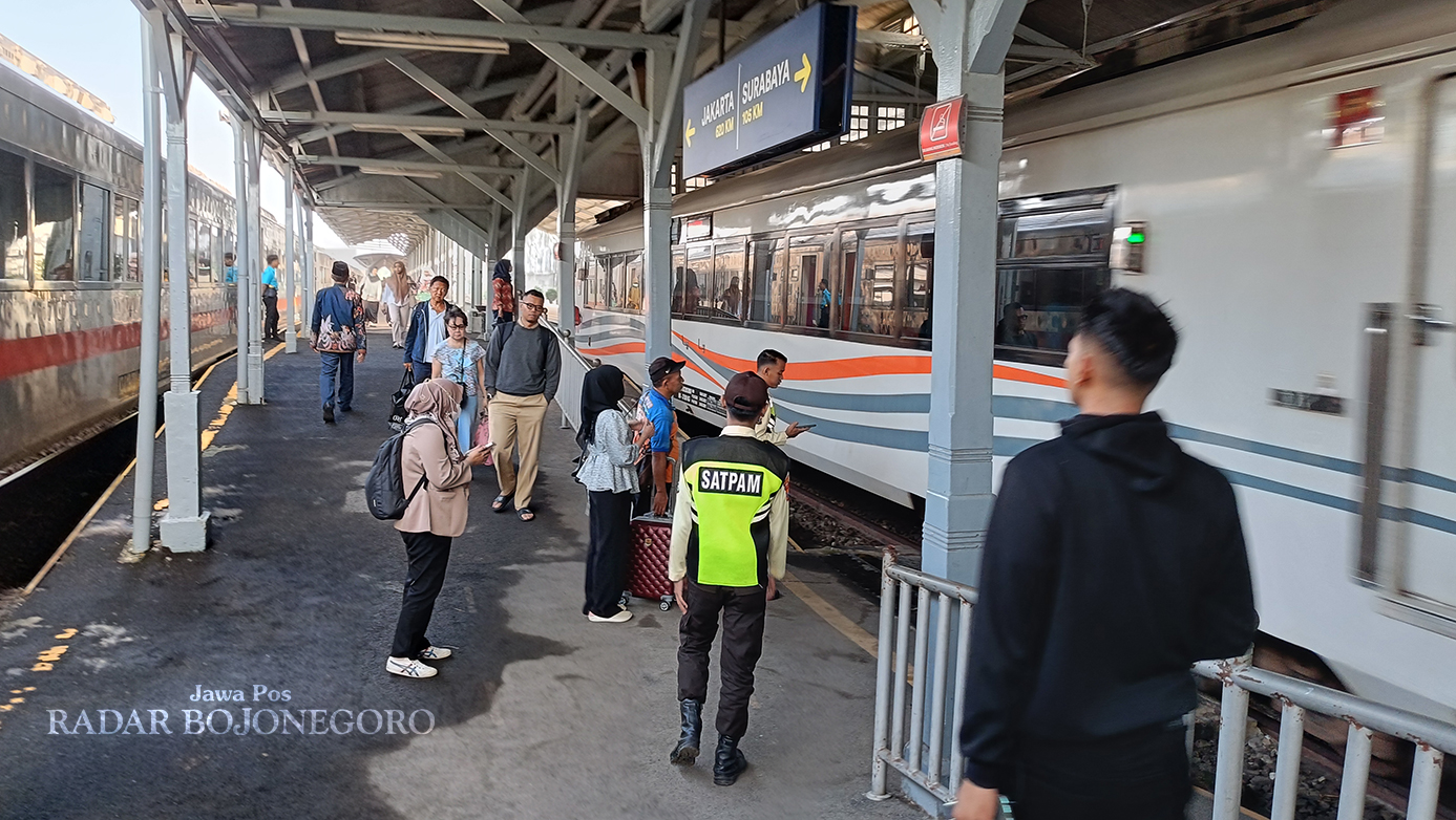 PENUMPANG KA: Penumpang Kereta Api di Stasiun Bojonegoro. (YUAN EDO/RADAR BOJONEGORO)