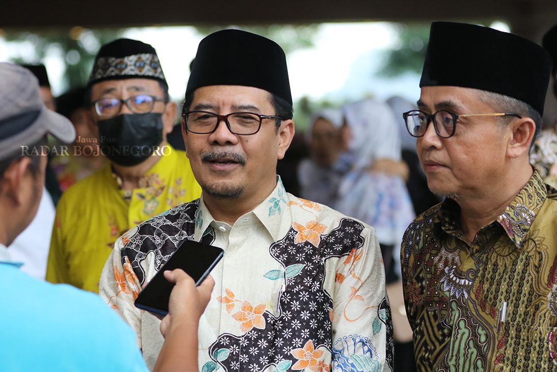 BERI PERHATIAN: Kabid PHU Kanwil Kemenag Jatim, Abd. Haris saat mengunjungi acara bimbingan manasik haji masal tingkat kabupaten. (ANJAR DWI PRADIPTA/RADAR LAMONGAN)