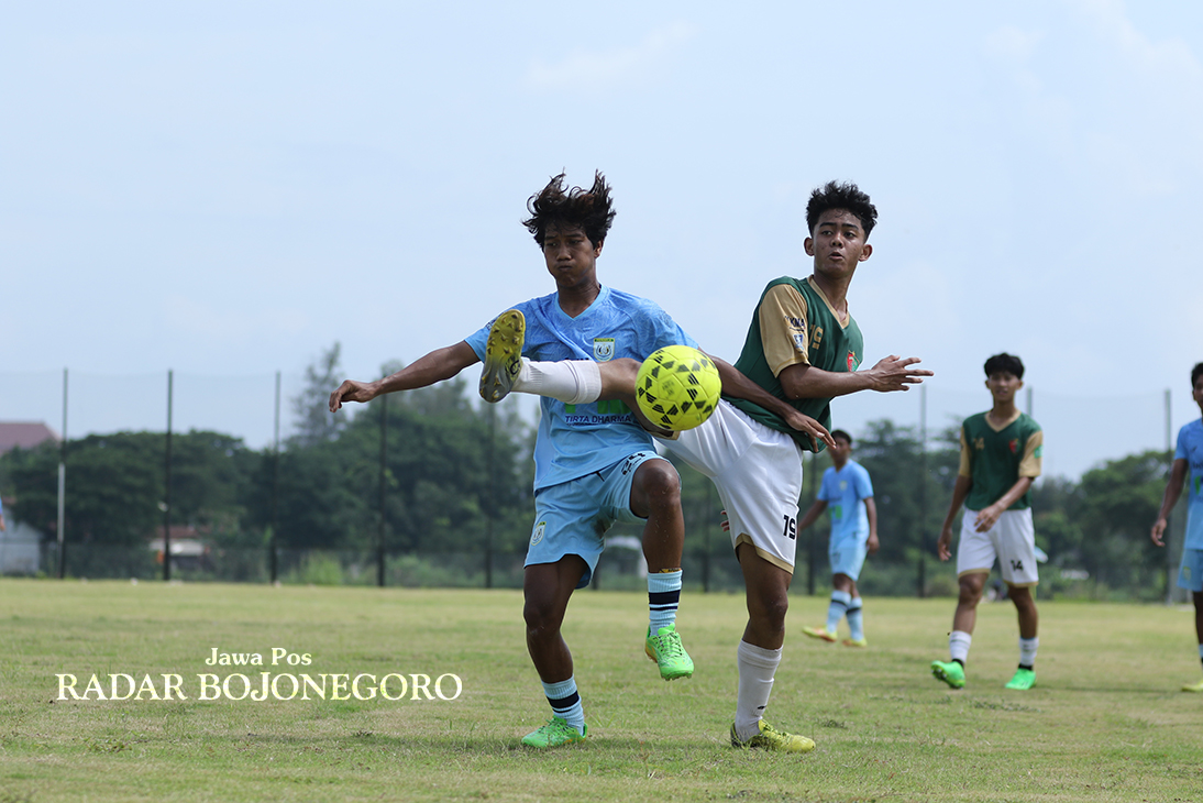 HARUS MAKSIMAL: Tim pelatih PFA U-18 sudah memperbaiki kondisi pemain yang turun paska Lebaran. (ANJAR DWI PRADIPTA/RADAR LAMONGAN)