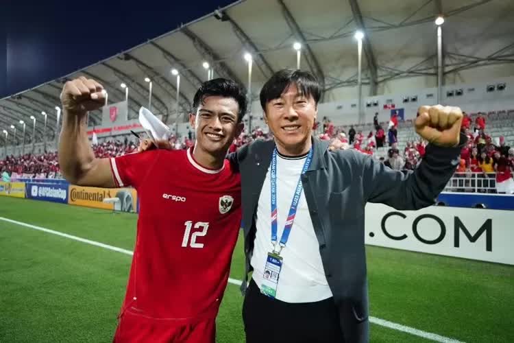 Coach Shin Tae-yong merayakan kemenangan laga bersama Pratama Arhan di Piala Asia U-23 2024.