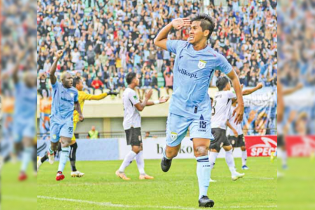 MUDAH BERADAPTASI: Musim lalu, Aldi Al-Achya memboyong keluarganya untuk tinggal di Lamongan saat memperkuat Persela.