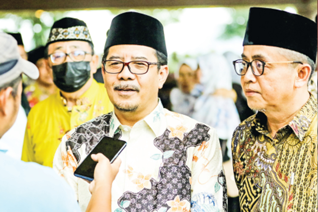 BERI PERHATIAN: Kabid PHU Kanwil Kemenag Jatim, Abd. Haris saat mengunjungi acara bimbingan manasik haji masal tingkat kabupaten.