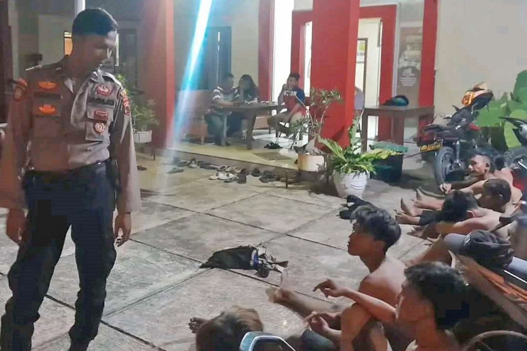 MERESAHKAN : Puluhan anak punk yang diamankan di Mapolres Jiken. 4 orang diantaranya diperiksa lebih lanjut karena membawa sajam.