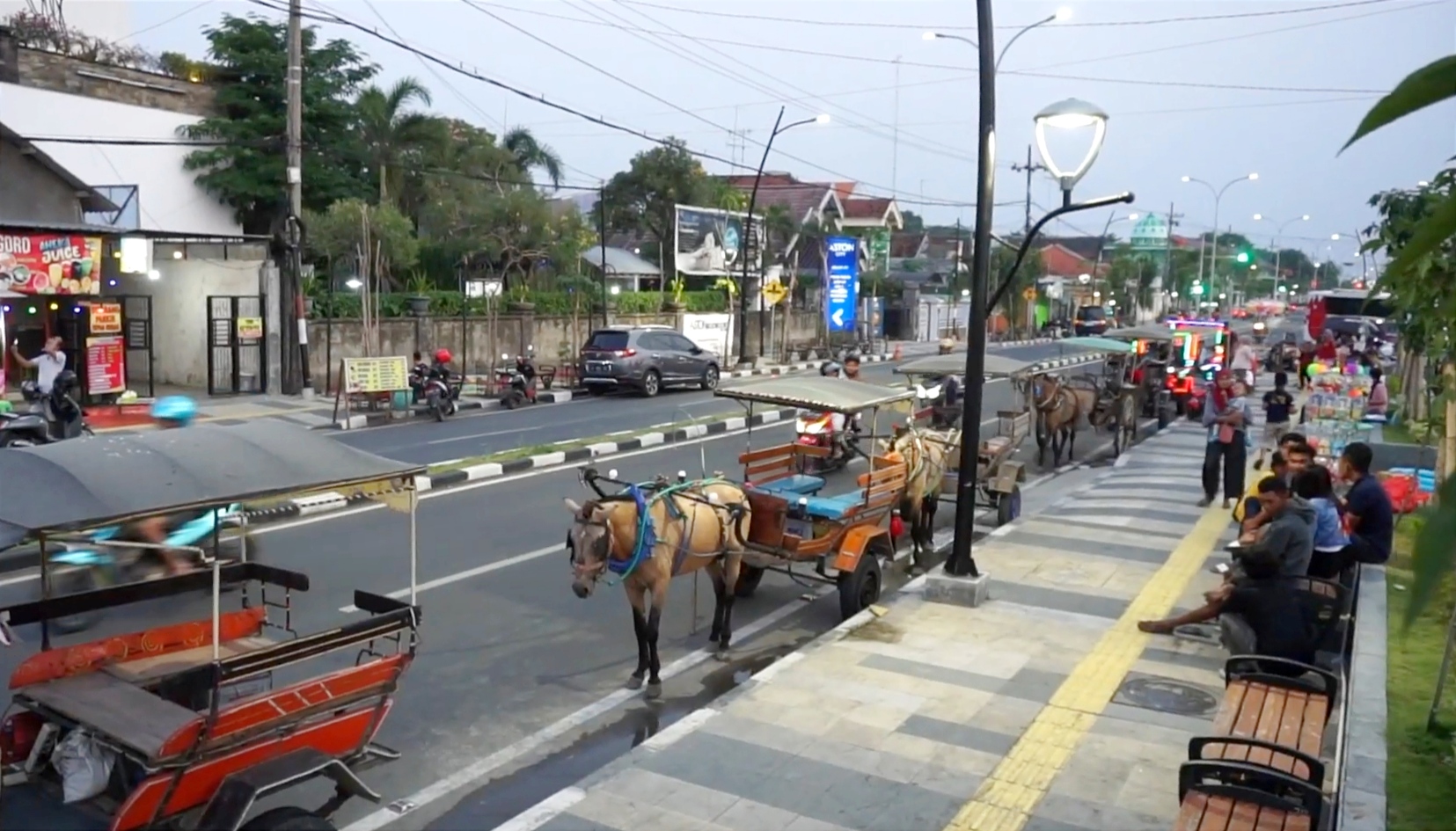Para penyedia jasa andong/delman wisata di kawasan Mh Thamrin Bojonegoro mulai ngetem saat sore hari.