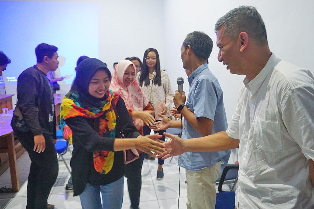 BERSALAMAN: Karyawan Jawa Pos Radar Bojonegoro bersalaman dan saling memaafkan dalam acara halalbihalal kemarin.