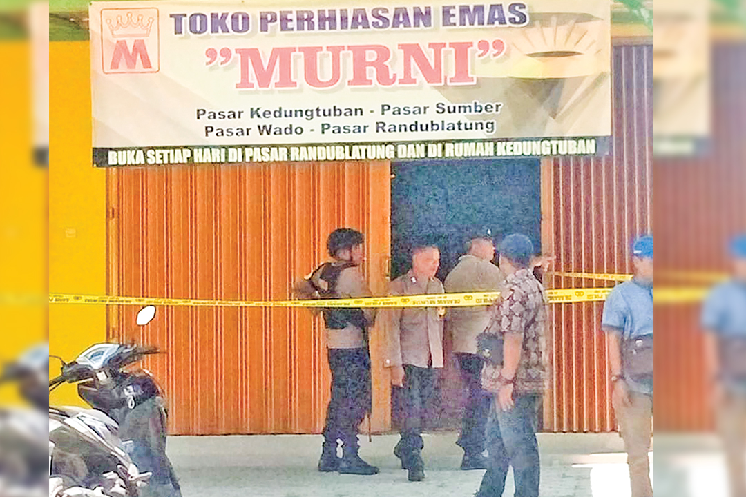OLAH TKP: Polres Blora pasang garis polisi dan olah TKP di Toko Emas &ldquo;Murni&rdquo; turut Desa Wado, Kecamatan Kedungtuban usai terjadi perampokan pada Selasa lalu (16/4).