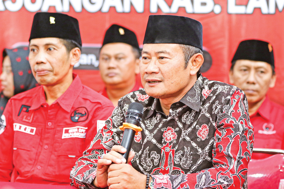 SERIUS:Bupati Yes saat mengambil formulir pendaftaran Bacabup Lamongan di Kantor DPC PDIP Lamongan.
