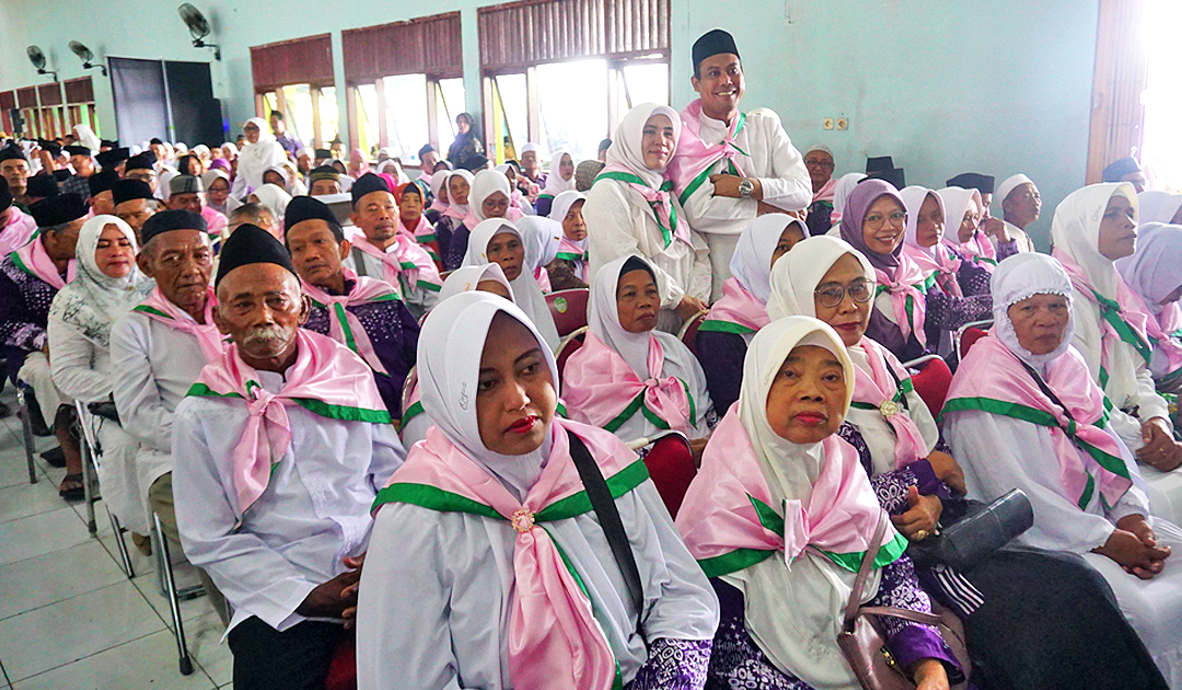 MANASIK: Ribuan CJH Bojonegoro fokus menyimak materi dari Kemenag seputar manasik haji.